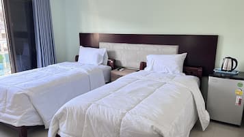 Basic Twin Room | Minibar, in-room safe, desk, free WiFi