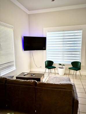 Smart TV, computer monitors - City Center Charm Downtown San Antonio (San Antonio)