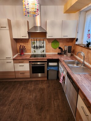 Fridge, microwave, oven, stovetop - Holiday Apartment "Metz" with Private Terrace & Wi-Fi (Sandberg/Waldberg)