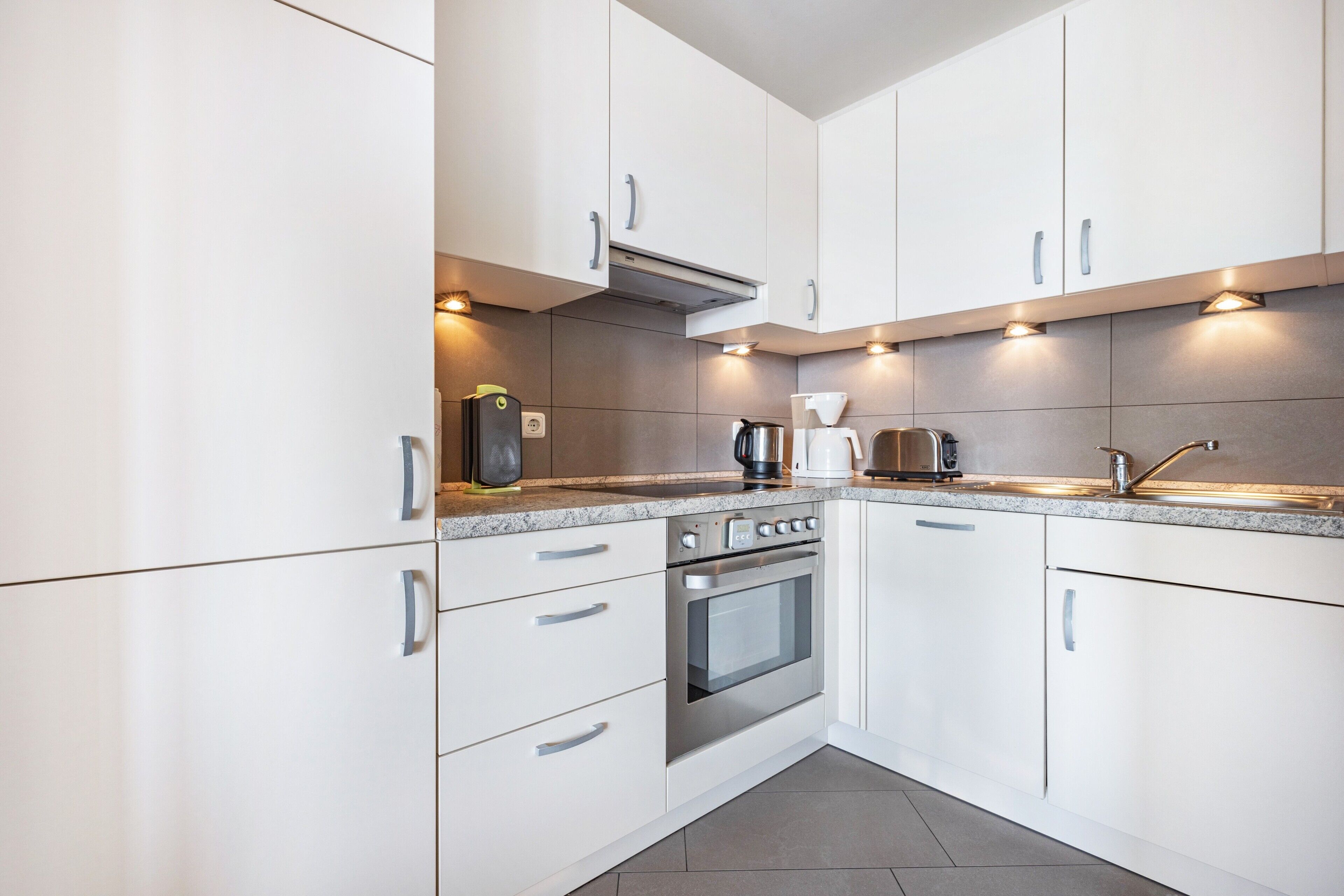 Refrigerador, horno, parrilla de estufa y lavavajillas 