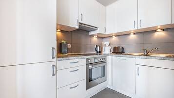 Refrigerador, horno, parrilla de estufa y lavavajillas