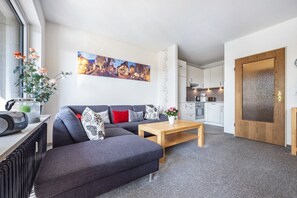 Télévision, table de tennis de table, chaîne hi-fi