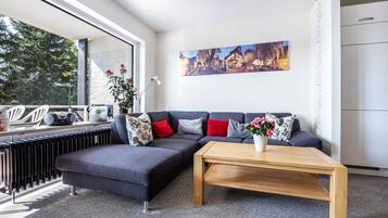 Fernseher, Tischtennisplatte, Stereoanlage