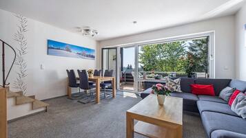 Televisión, mesa de ping pong, estéreo