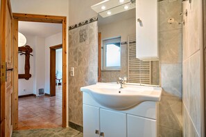 Shower, hair dryer, towels - Apartment 'Hof Verchen Nahe Kummerower See' with Private Terrace, Private Garden and Wi-Fi (Verchen)