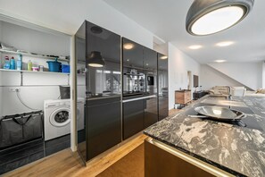 Frigorifero, forno, piano cottura, lavastoviglie