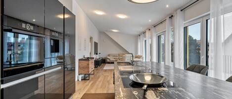 Fridge, oven, stovetop, dishwasher