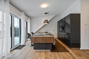Kylskåp, ugn, spishäll och diskmaskin