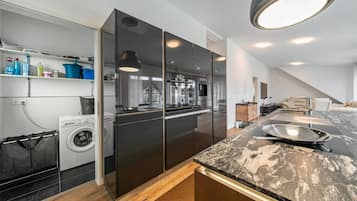 Fridge, oven, stovetop, dishwasher