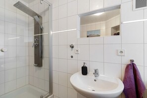 Douche, sèche-cheveux, serviettes fournies
