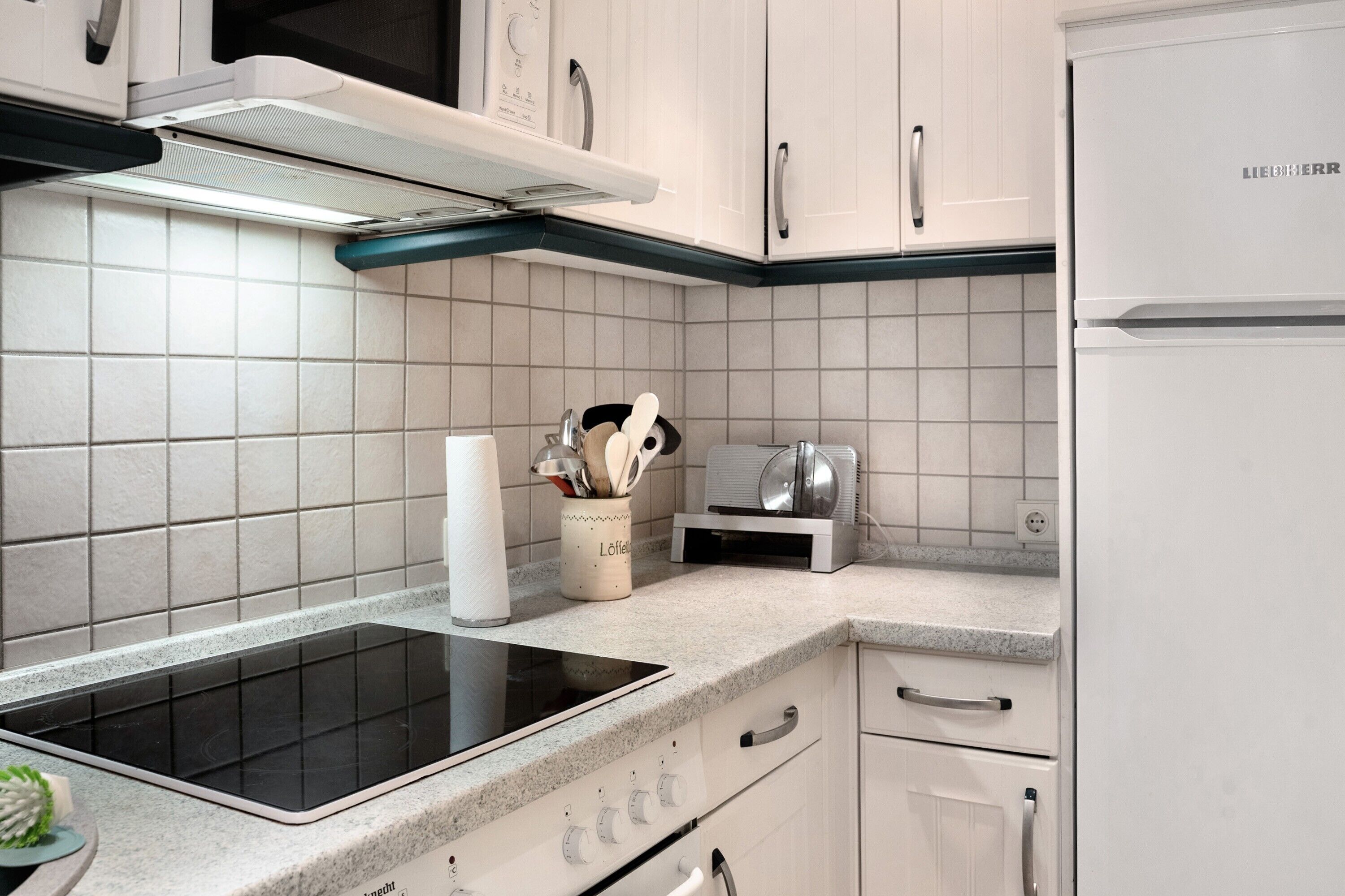 Kylskåp, mikrovågsugn, ugn och spishäll