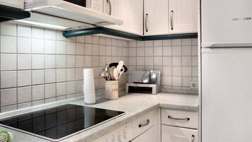 KylskÄp, mikrovÄgsugn, ugn och spishÀll