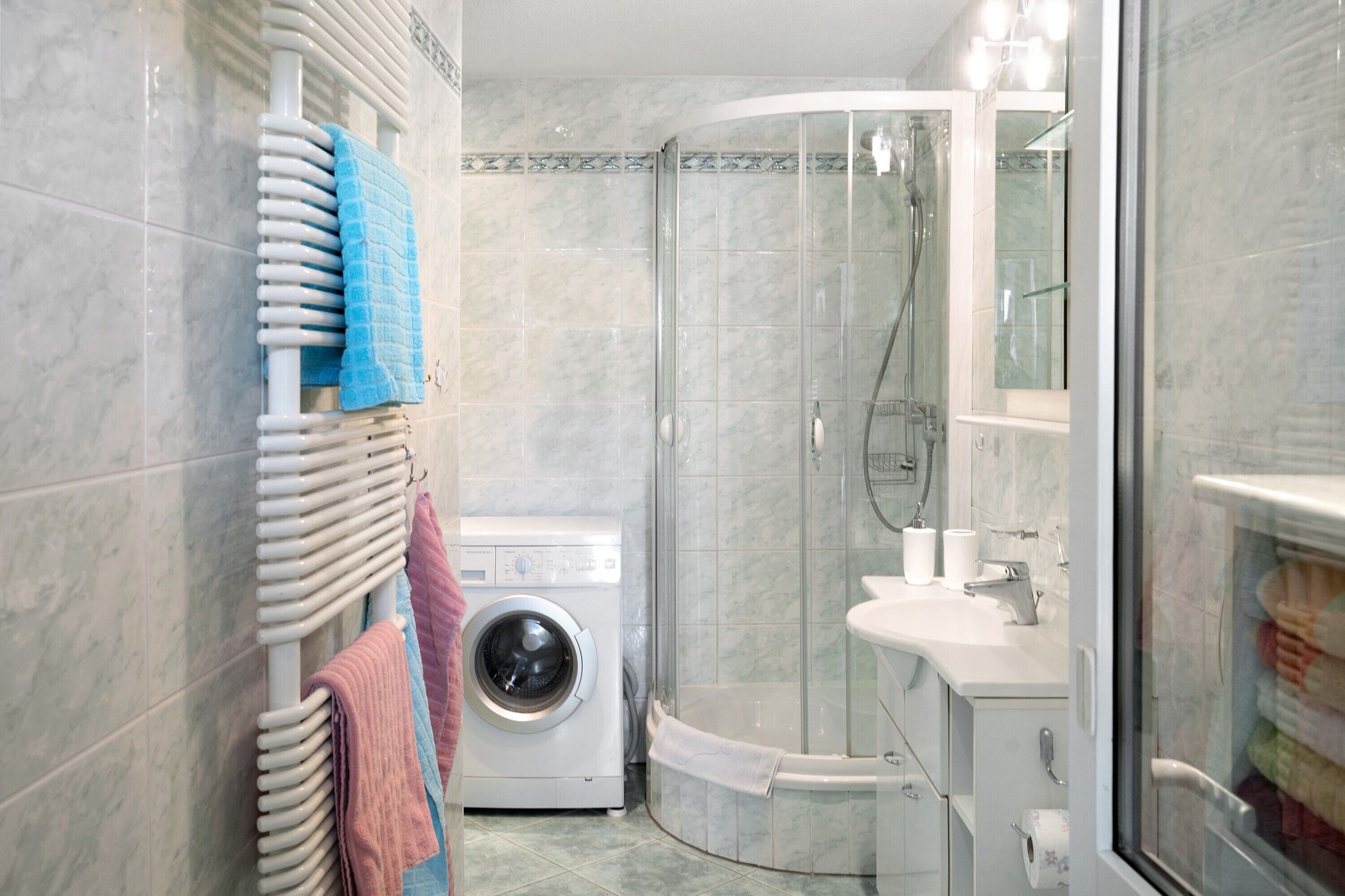 Shower, hair dryer, towels