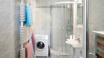 Shower, hair dryer, towels