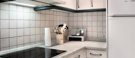 Geladeira, micro-ondas, fogão, cooktop