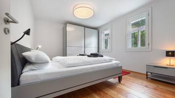 3 makuuhuonetta, työpöytä, ilmainen Wi-Fi, vuodevaatteet