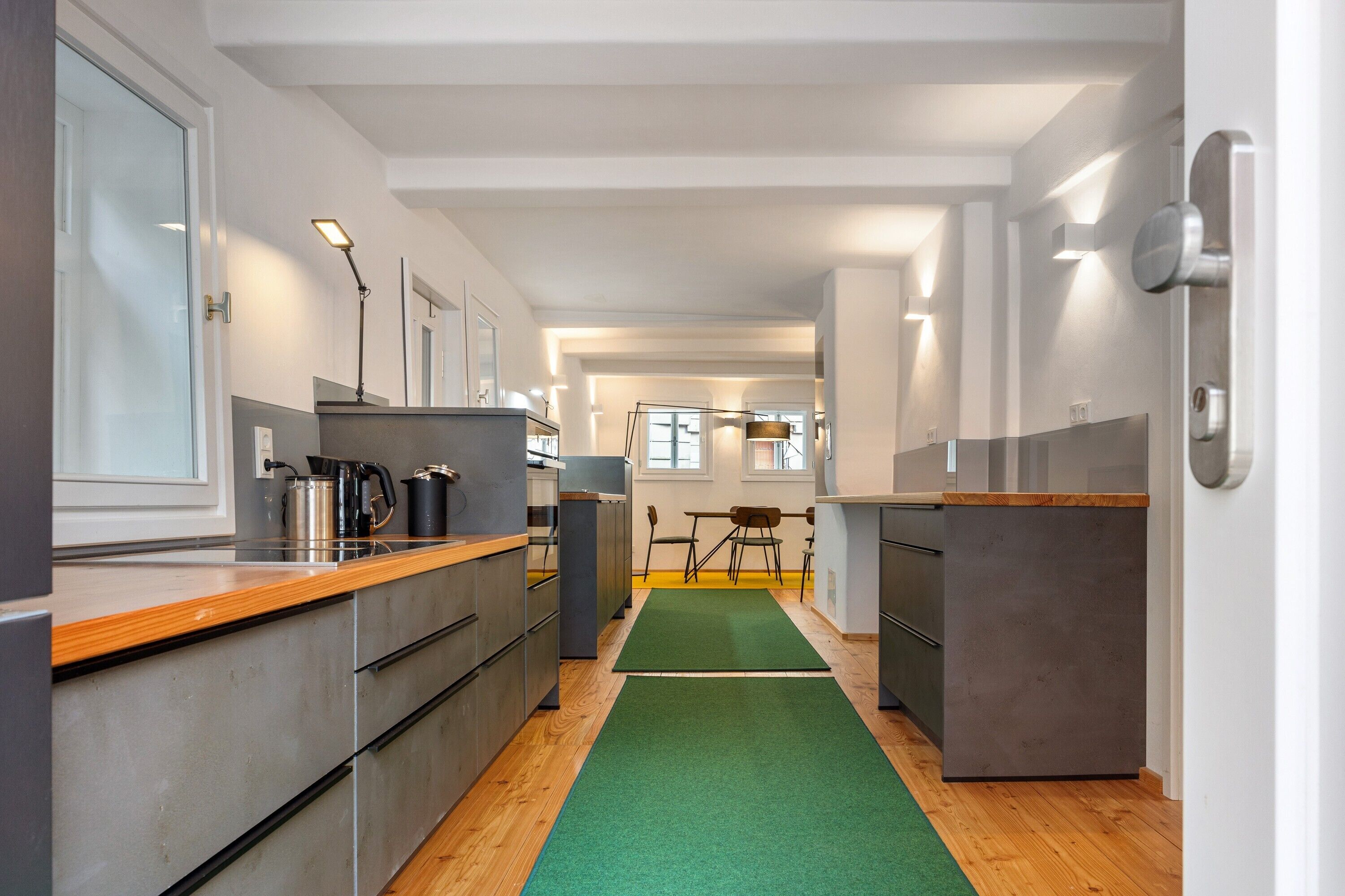 Jääkaappi, uuni, liesi, astianpesukone