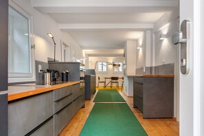 Een koelkast, een oven, een kookplaat, een vaatwasser