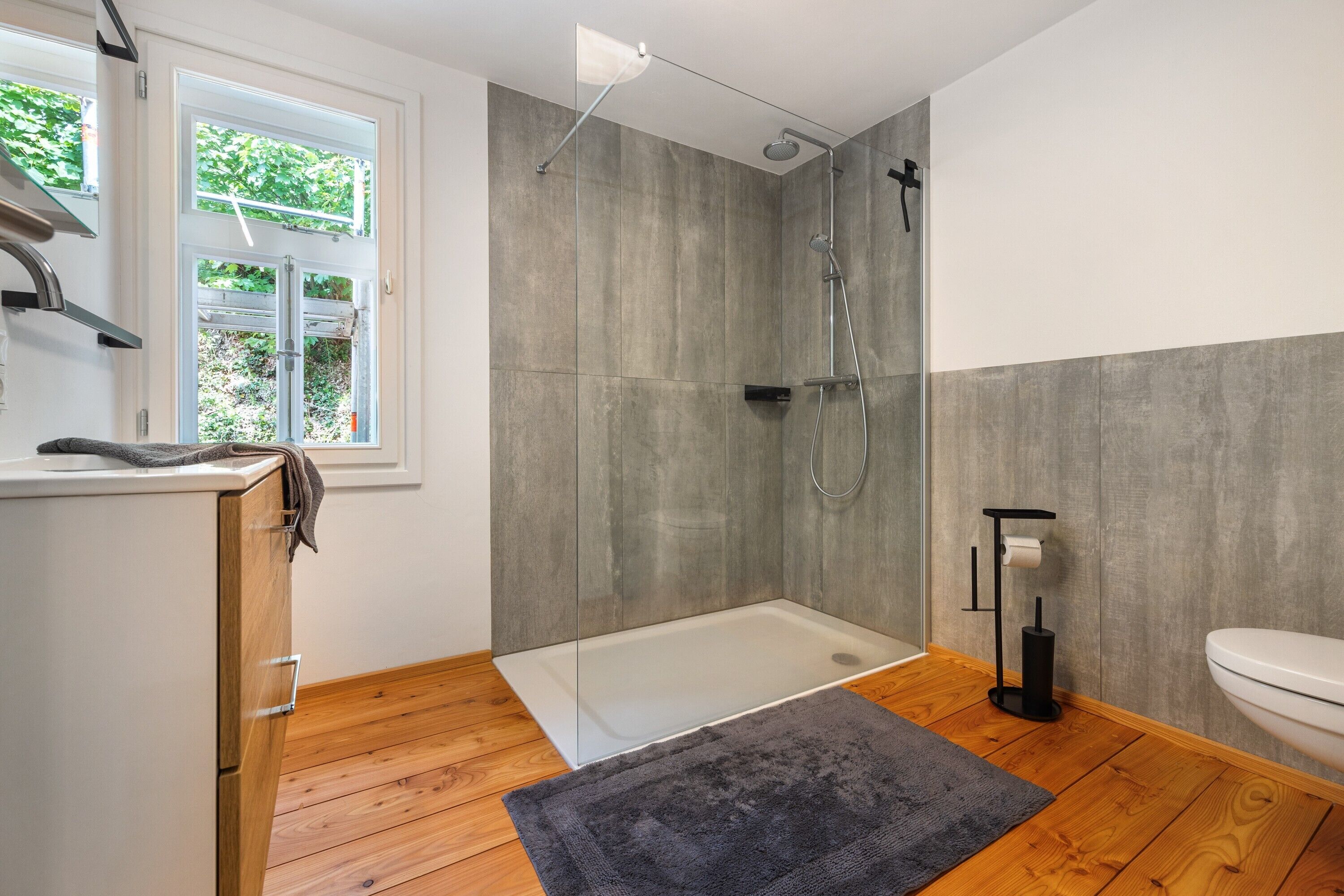 Dusche, kostenlose Toilettenartikel, Haartrockner, Handtücher
