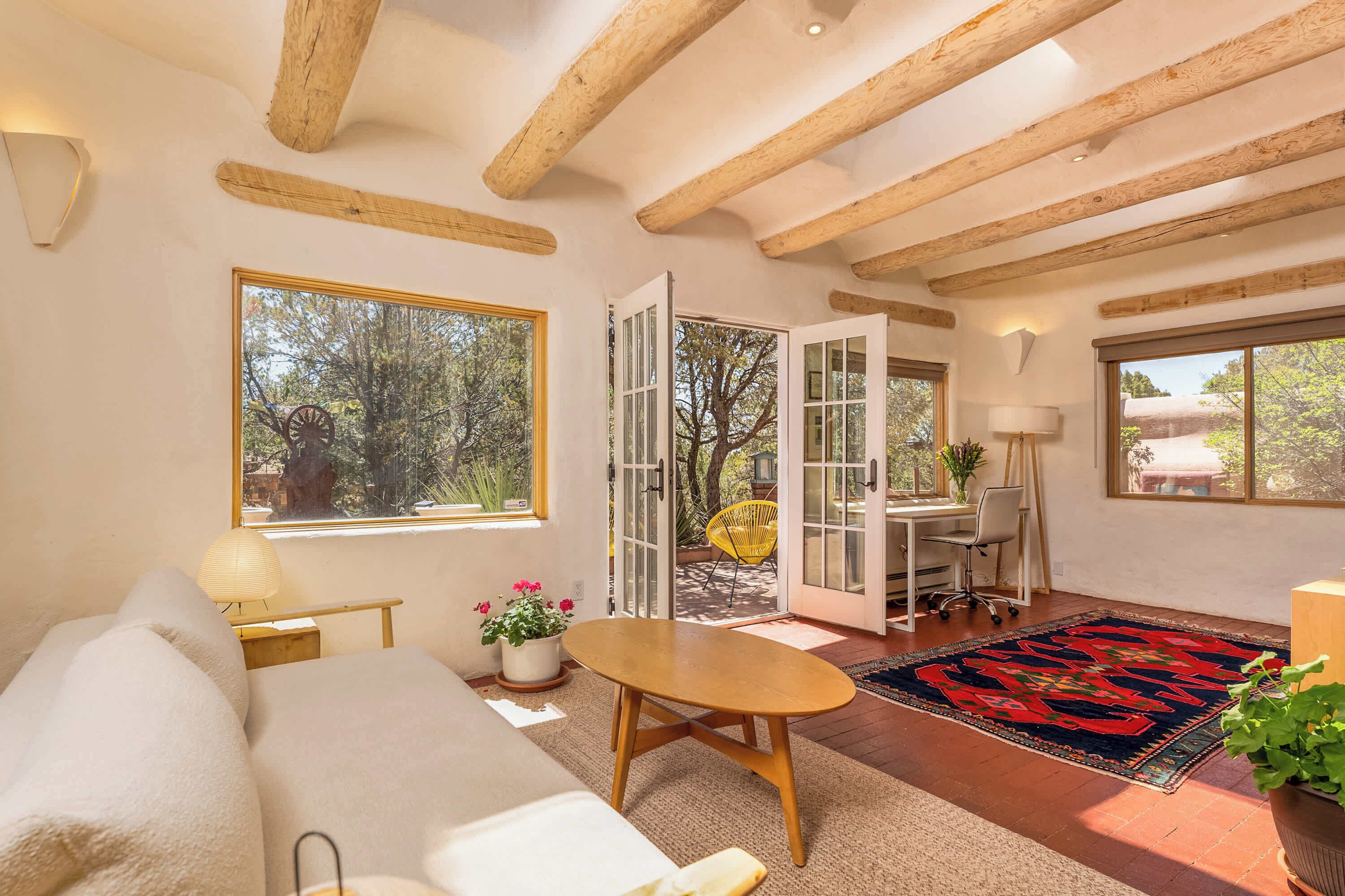 Televisie, een open haard en een kantoor