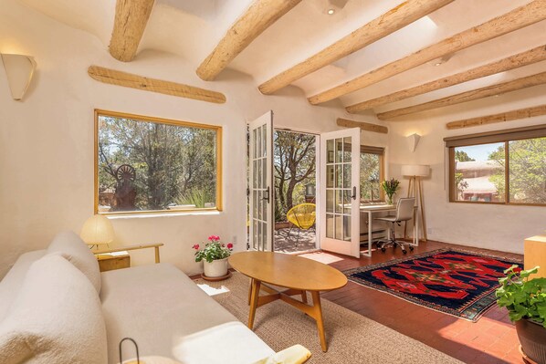 Tv, eldstad och kontor