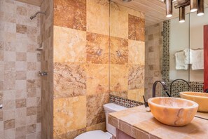 Dusche, Haartrockner, Shampoo