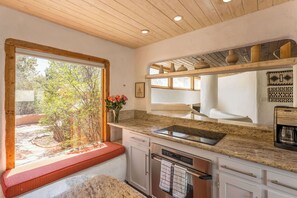 Mikrovågsugn, ugn, diskmaskin och kaffe- och tebryggare