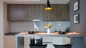 Deluxe Suite | Private kitchen | Fridge, oven, stovetop, electric kettle - Datum Jelatek Sky Residence Roam (Ampang)