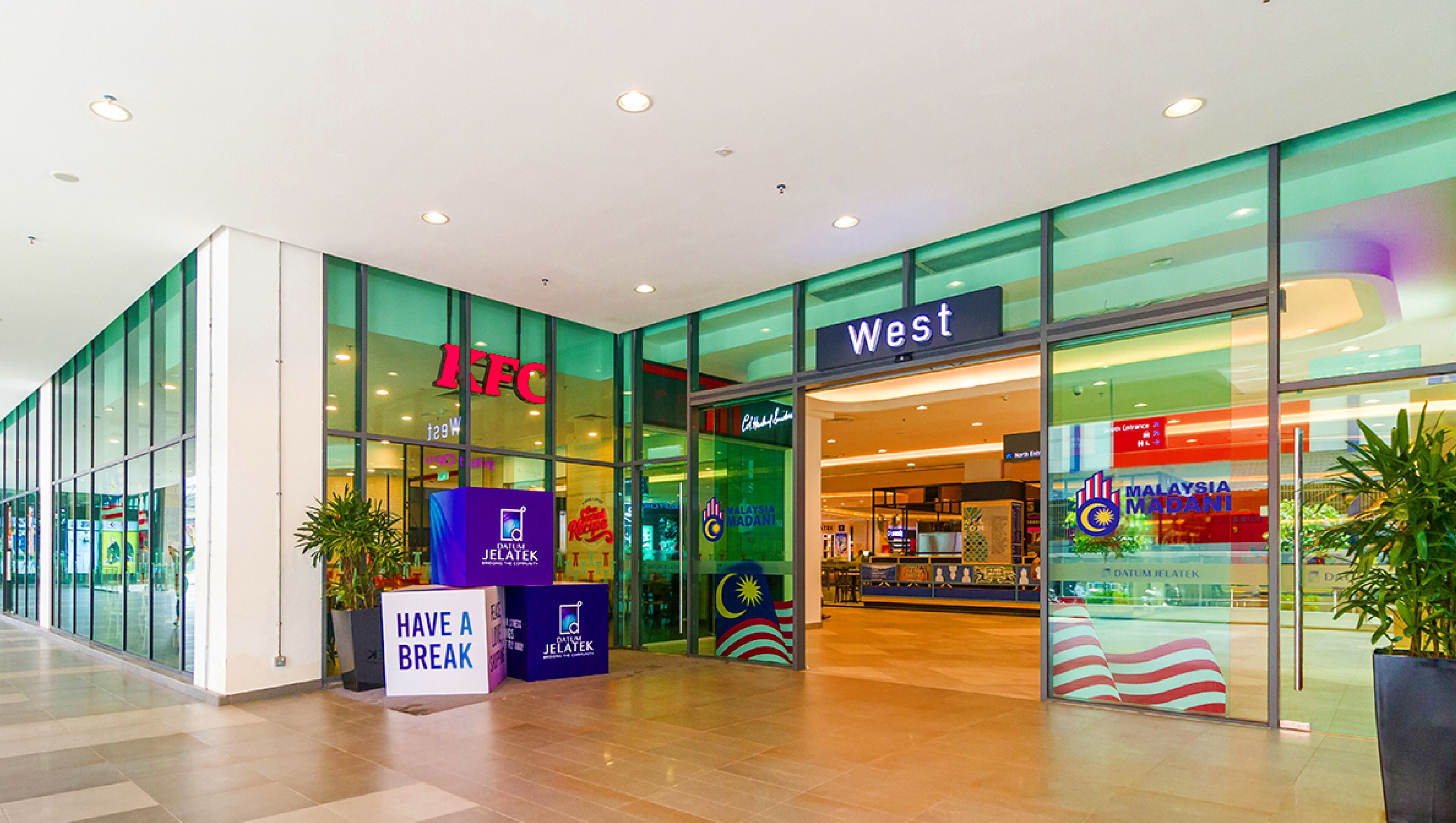 Un centro comercial moderno con un restaurante KFC y una tienda West.