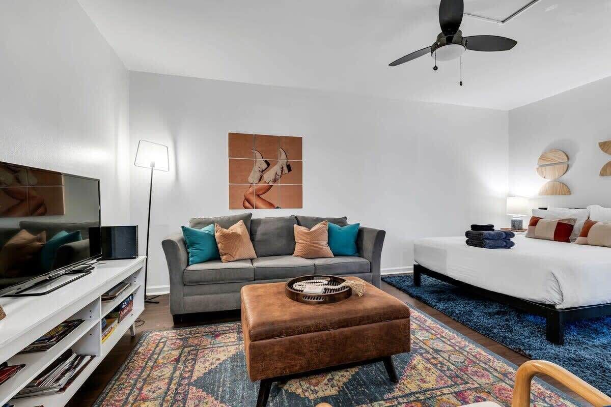 Televisión y oficina 