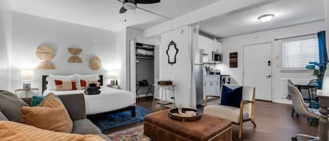 1 habitación, escritorio, tabla de planchar con plancha y wifi