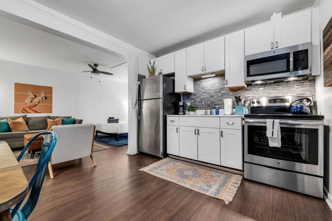 冷蔵庫、電子レンジ、オーブン、コンロ