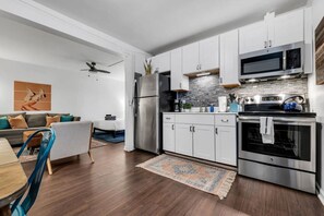 Geladeira, micro-ondas, fogão, cooktop