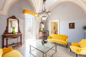 Villa estándar, 5 habitaciones (Palazzo Favola Dimora in town centre) | Zona de estar | Televisión de pantalla plana de 21 pulgadas con canales por cable