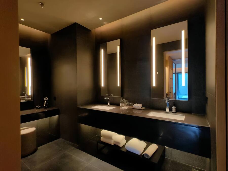 Premium bedding, free minibar, in-room safe, desk