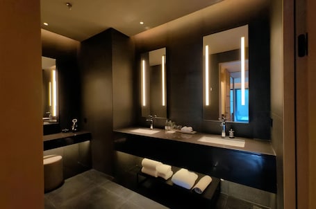 Premium bedding, free minibar, in-room safe, desk