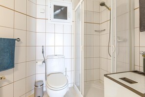 Een douche, een haardroger, handdoeken