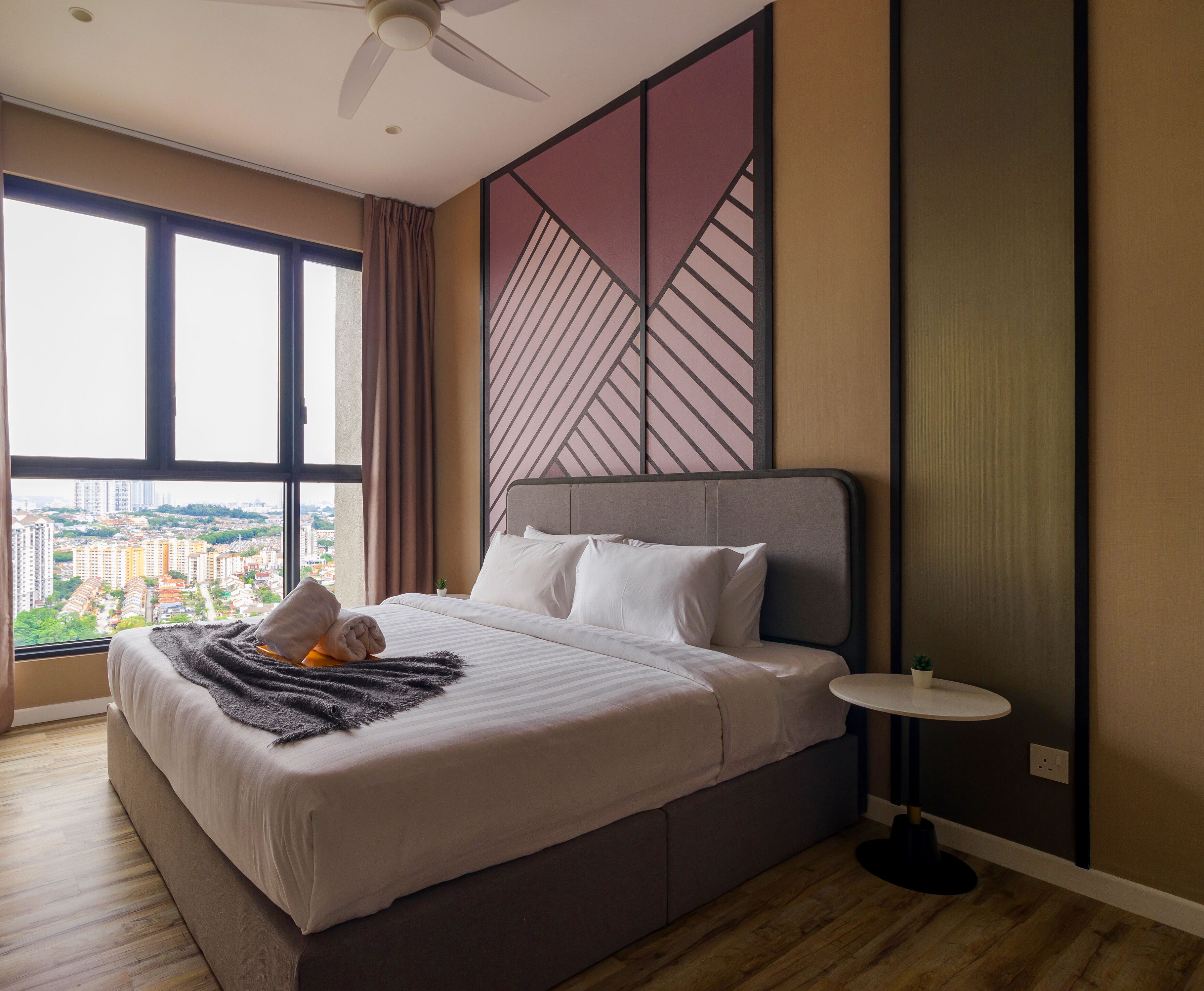 Two Bedrooms Suite | Escrivaninha, cortinas blackout, ferros/tábuas de passar roupa