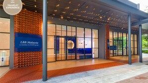 Een moderne entree van een gebouw met een bordes voor LBB Maleisië, onderdeel van de Lavisha groep.