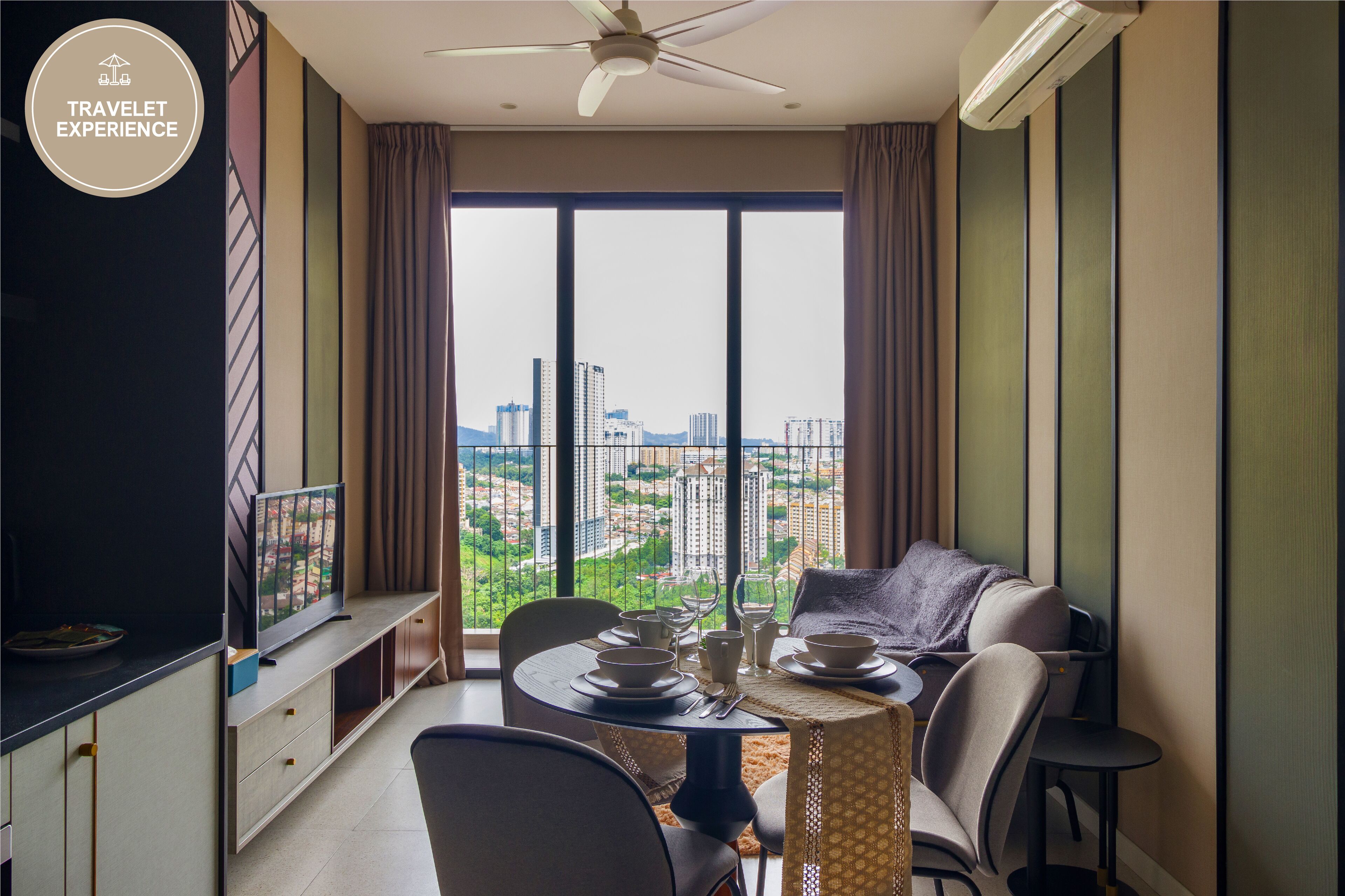 Two Bedrooms Suite | 거실 공간 | 디지털 채널 시청이 가능한 42인치 스마트 TV, 넷플릭스, 스트리밍 서비스