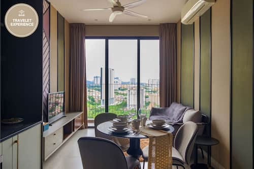 Two Bedrooms Suite | 거실 공간 | 디지털 채널 시청이 가능한 42인치 스마트 TV, 넷플릭스, 스트리밍 서비스