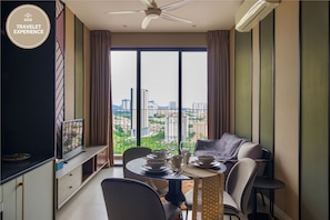 Two Bedrooms Suite | Zona de estar | Smart TV de 42 pulgadas con canales digitales, Netflix