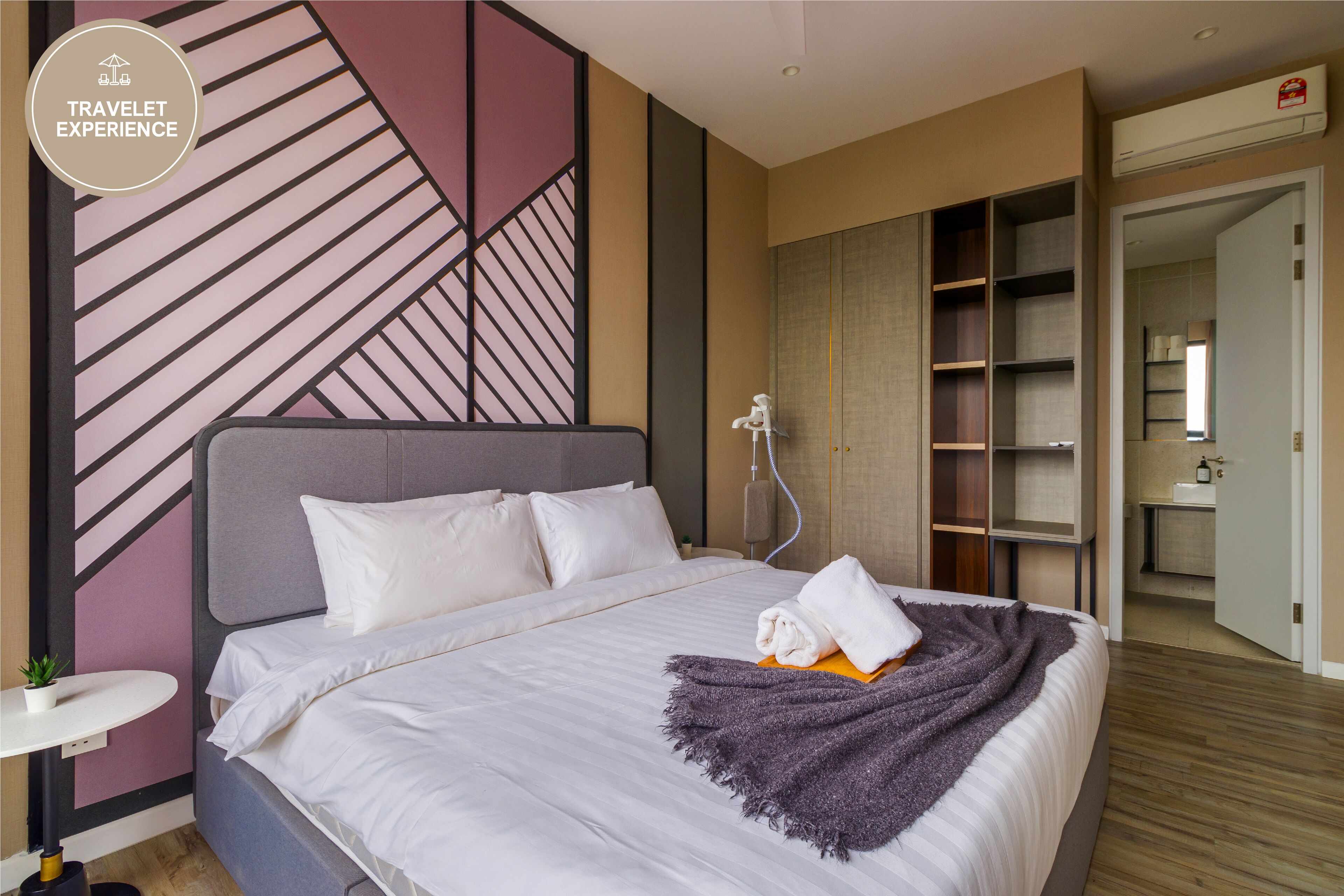 Two Bedrooms Suite | Escrivaninha, cortinas blackout, ferros/tábuas de passar roupa