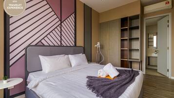 Two Bedrooms Suite | Escrivaninha, cortinas blackout, ferros/tábuas de passar roupa
