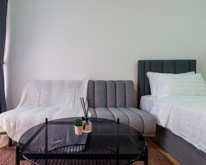 Schreibtisch, Verdunkelungsvorhänge, Bügeleisen/Bügelbrett