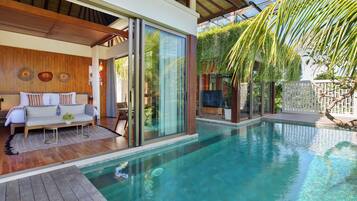 1 quarto, frigobar (abastecido com itens grátis), escrivaninha