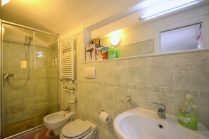 Douche, serviettes fournies