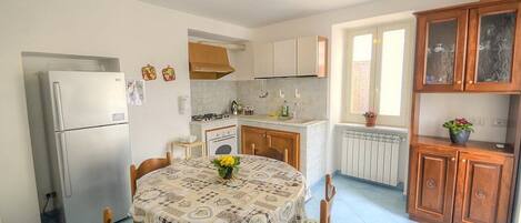 Réfrigérateur, four, plaque de cuisson, cafetière/bouilloire