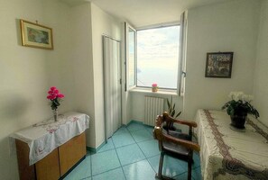 2 bedrooms, desk, iron/ironing board, bed sheets - Casa Natessa: A welcoming two-story independent house which faces the sun and the sea. (Ravello)