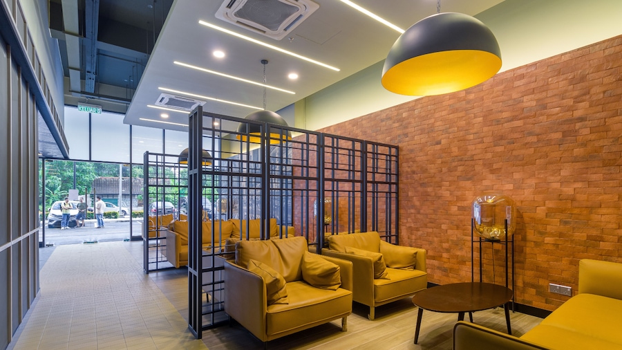 뉴 스위트 레지던스, 엠버시 로우